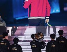 《英雄(xióng)聯(lián)盟(méng)》官方(fāng)祝贺Faker三連(lián)冠：2017不再是遗憾！