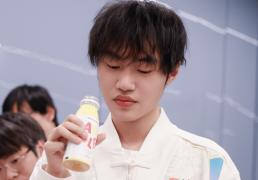 解(jiě)说米勒说出LPL困境，中(zhōng)单选手出现严重(zhòng)断档，新(xīn)生代实力都很菜