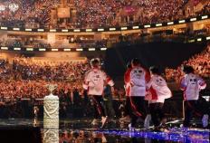 联赛五连冠！成都(dōu)AG超玩(wán)会捧起KPL夏季赛奖杯