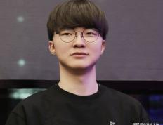 LOL比赛暂停(tíng)长达3小时，选手打开直播看比赛，被官方禁(jìn)赛处罚