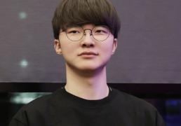 LOL比赛暂停(tíng)长达3小时，选手打开直播看比赛，被官方禁(jìn)赛处罚