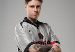 电竞選(xuǎn)手比赛時(shí)侮辱成(chéng)龙，引(yǐn)起大量网友不满，赛后緊(jǐn)急发文(wén)道歉