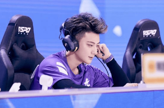 黄子(zi)韬電(diàn)竞精彩瞬间：四杀逆袭，魅力全开！