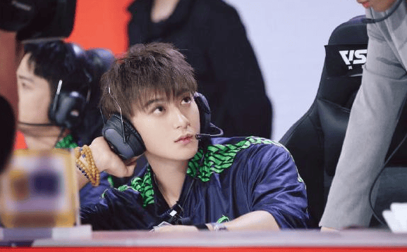 黄子(zi)韬電(diàn)竞精彩瞬间：四杀逆袭，魅力全开！