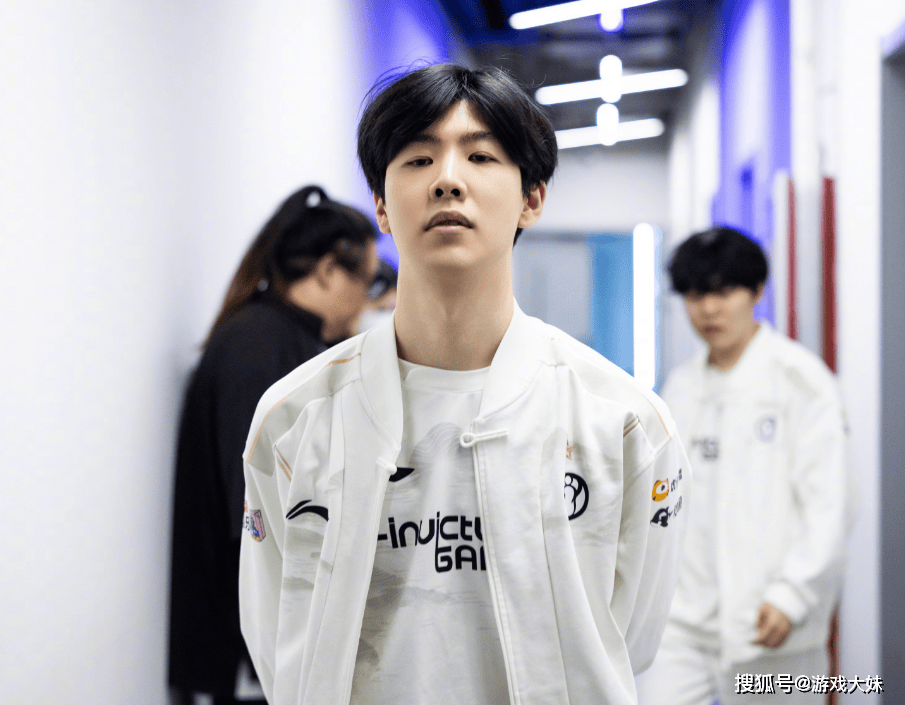 炫神因辱骂theshy,二路解说权限被收回,還(hái)被粉丝投诉到全国扫黑办