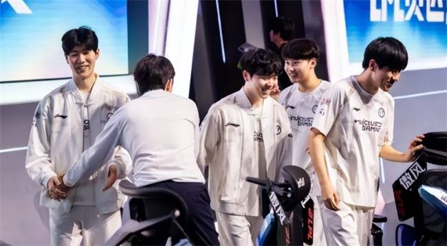 【一竞技1JingJi】LOL:LPL世界赛陪(péi)练阵容曝(pù)光!