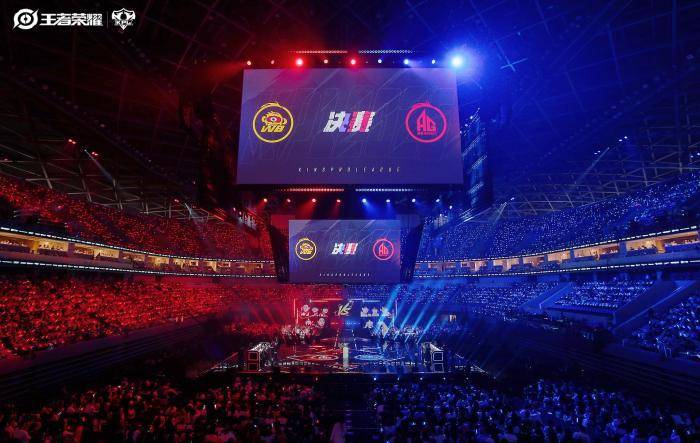 联赛五连冠!成都(dōu)AG超玩(wán)会捧起KPL夏季赛奖杯