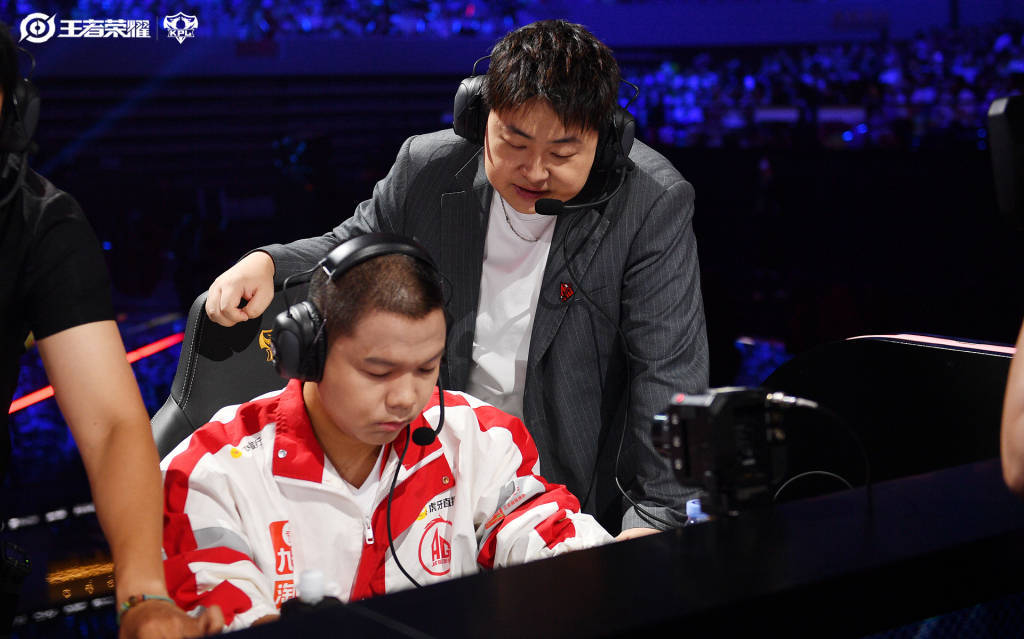 成都AG赢得KPL夏季(jì)赛冠军,王者电竞发力线下探索(suǒ)