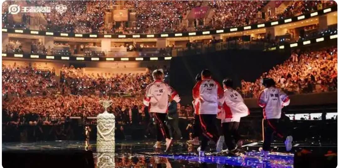 刷新赛事纪錄(lù),成都AG超玩会战隊(duì)捧起KPL夏季赛奖杯