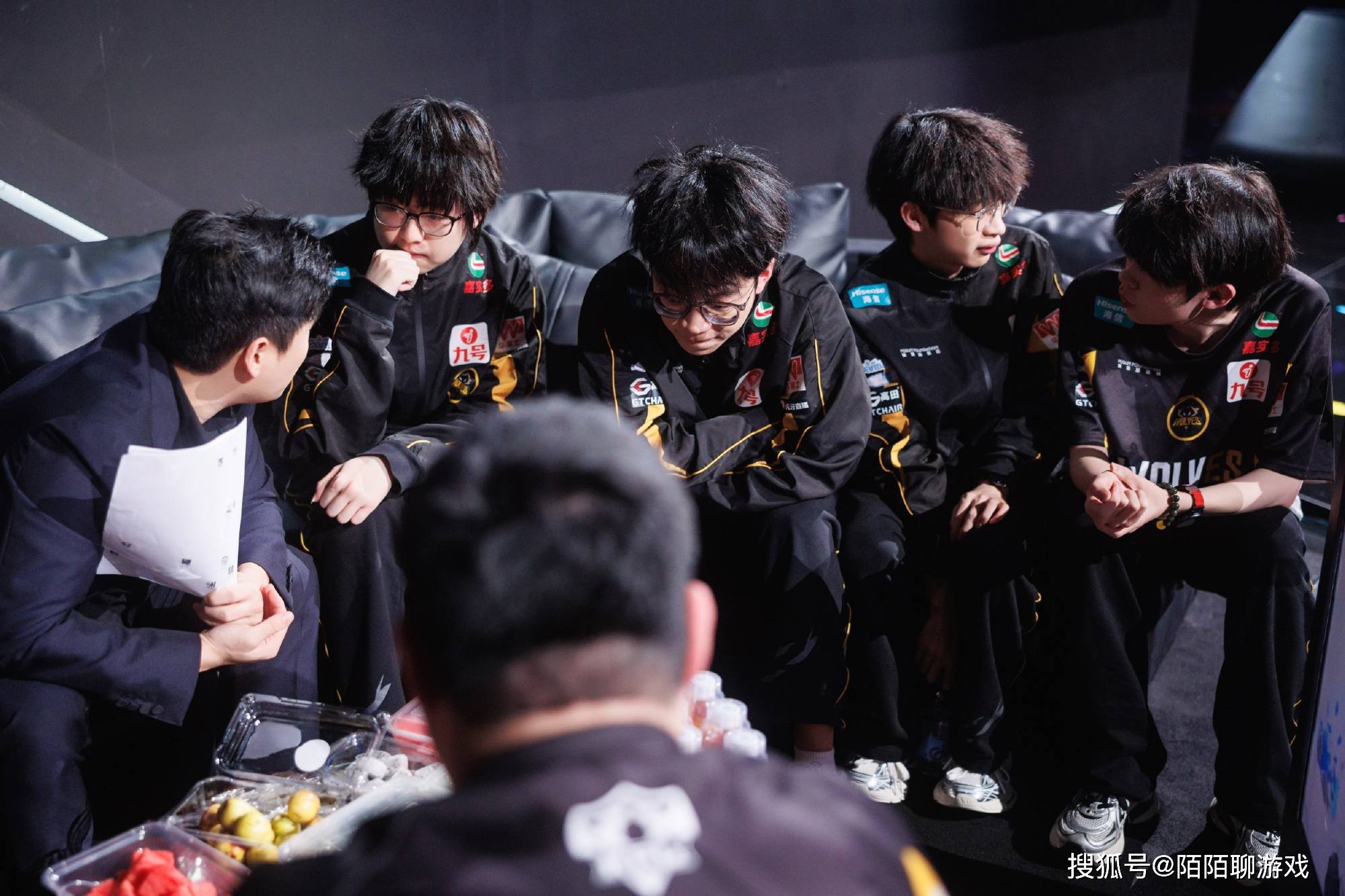 回看(kàn)狼队和(hé)WB的比(bǐ)赛,用两个字就能总结,狼队年总也(yě)是(shì)“杨白(bái)劳”!