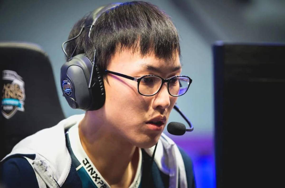 谦逊哥(gē)哥(gē)持刀殺(shā)母傷(shāng)父(fù),叛逆弟弟成电竞冠軍(jūn),“虎式教育”的(de)悲劇(jù)