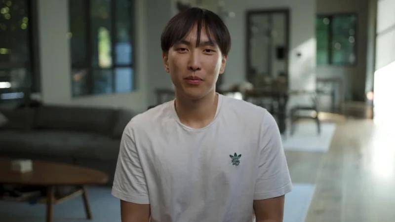 谦逊哥(gē)哥(gē)持刀殺(shā)母傷(shāng)父(fù),叛逆弟弟成电竞冠軍(jūn),“虎式教育”的(de)悲劇(jù)