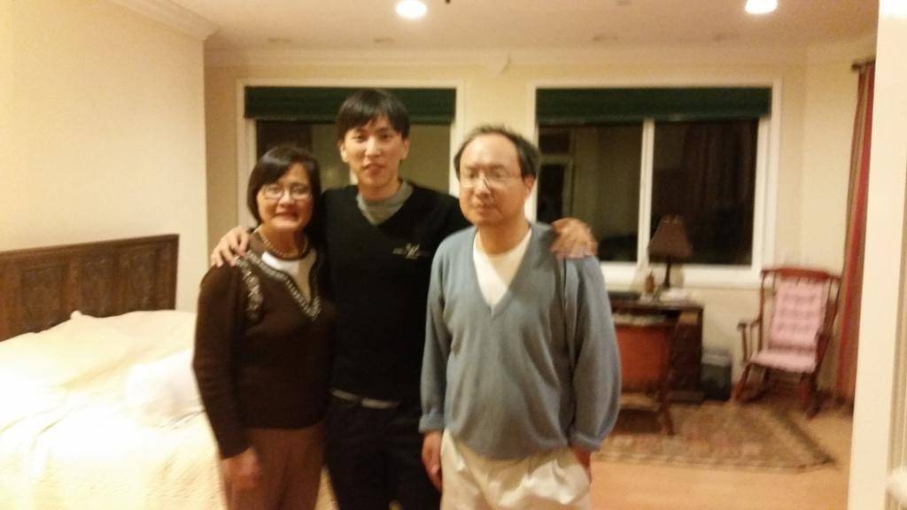 谦逊哥(gē)哥(gē)持刀殺(shā)母傷(shāng)父(fù),叛逆弟弟成电竞冠軍(jūn),“虎式教育”的(de)悲劇(jù)