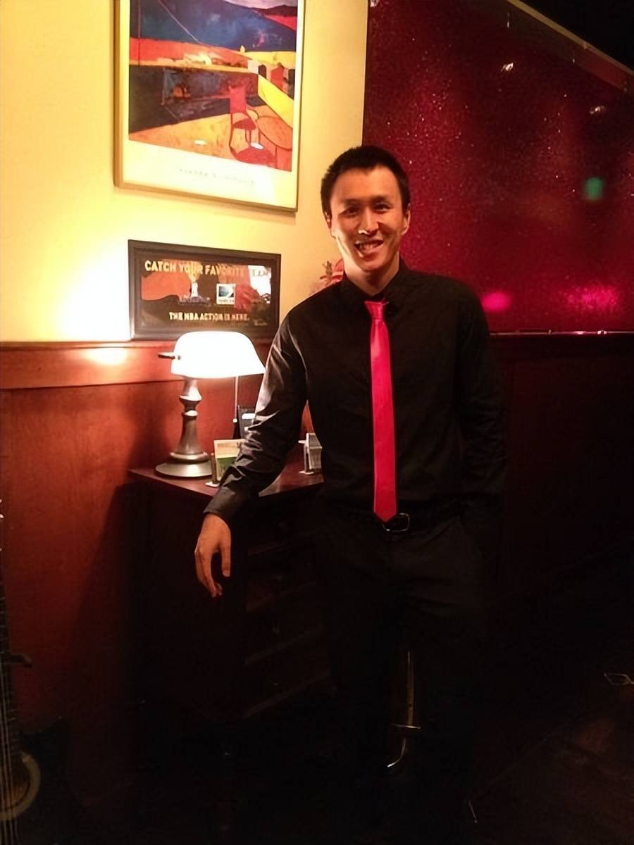 谦逊哥(gē)哥(gē)持刀殺(shā)母傷(shāng)父(fù),叛逆弟弟成电竞冠軍(jūn),“虎式教育”的(de)悲劇(jù)