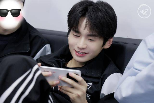 RW侠4-3JDG，小俞一戰(zhàn)封(fēng)神，五杀加闪现公孫(sūn)离，不愧冠军射(shè)手(shǒu)！