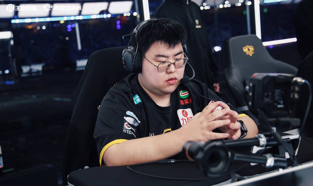 九年跋涉,一朝登(dēng)頂(dǐng):三(sān)代(dài)KPL选手,共赴鳥(niǎo)巢(cháo)巅峰之約(yuē)