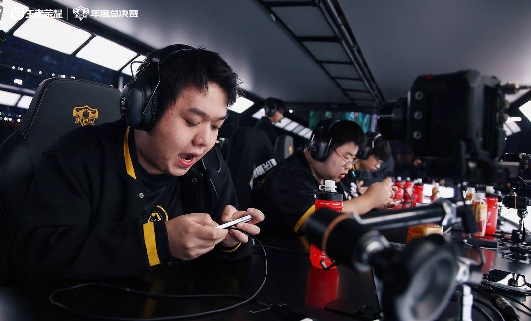 九年跋涉,一朝登(dēng)頂(dǐng):三(sān)代(dài)KPL选手,共赴鳥(niǎo)巢(cháo)巅峰之約(yuē)