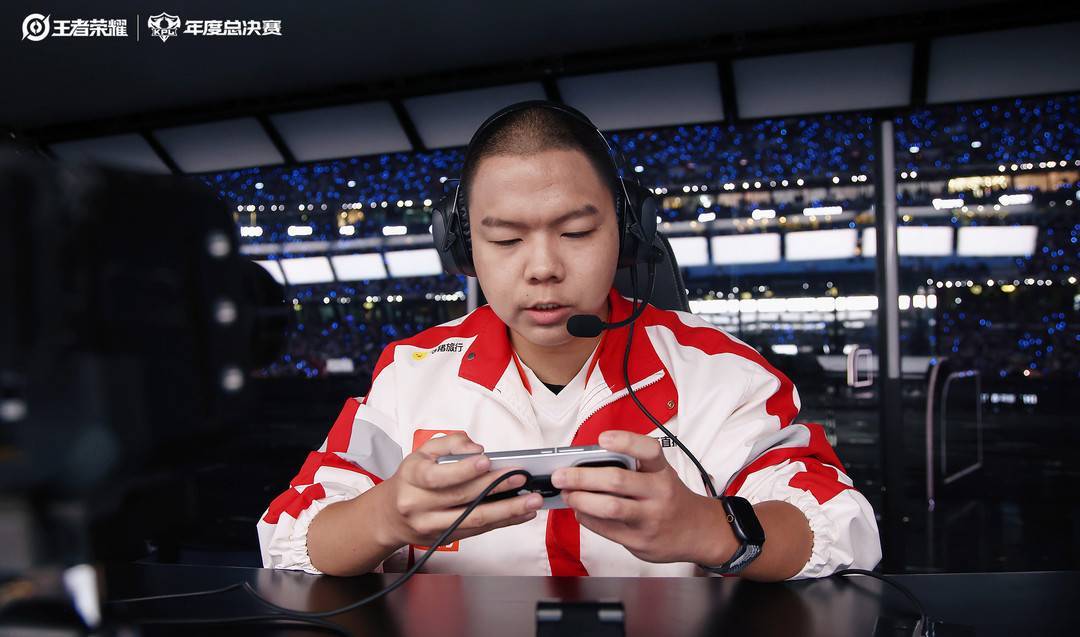 九年跋涉,一朝登(dēng)頂(dǐng):三(sān)代(dài)KPL选手,共赴鳥(niǎo)巢(cháo)巅峰之約(yuē)