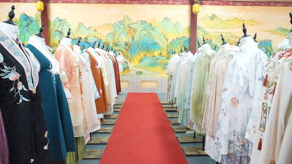 衣(yī)袂翩跹 汉服經(jīng)济的破圈(quān)与新生