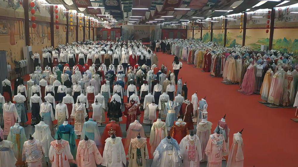 衣(yī)袂翩跹 汉服經(jīng)济的破圈(quān)与新生