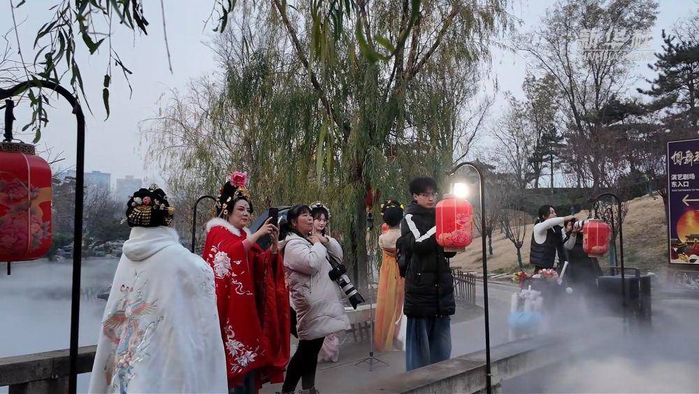 衣(yī)袂翩跹 汉服經(jīng)济的破圈(quān)与新生