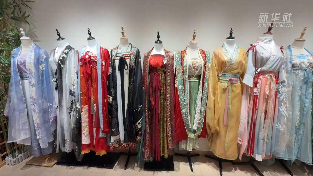 衣(yī)袂翩跹 汉服經(jīng)济的破圈(quān)与新生