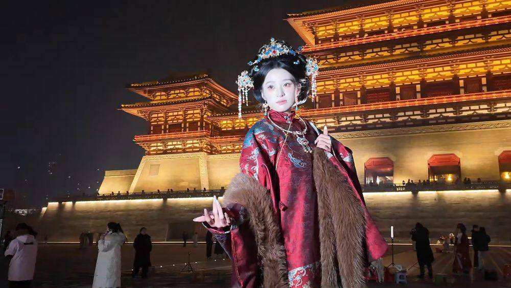 衣(yī)袂翩跹 汉服經(jīng)济的破圈(quān)与新生