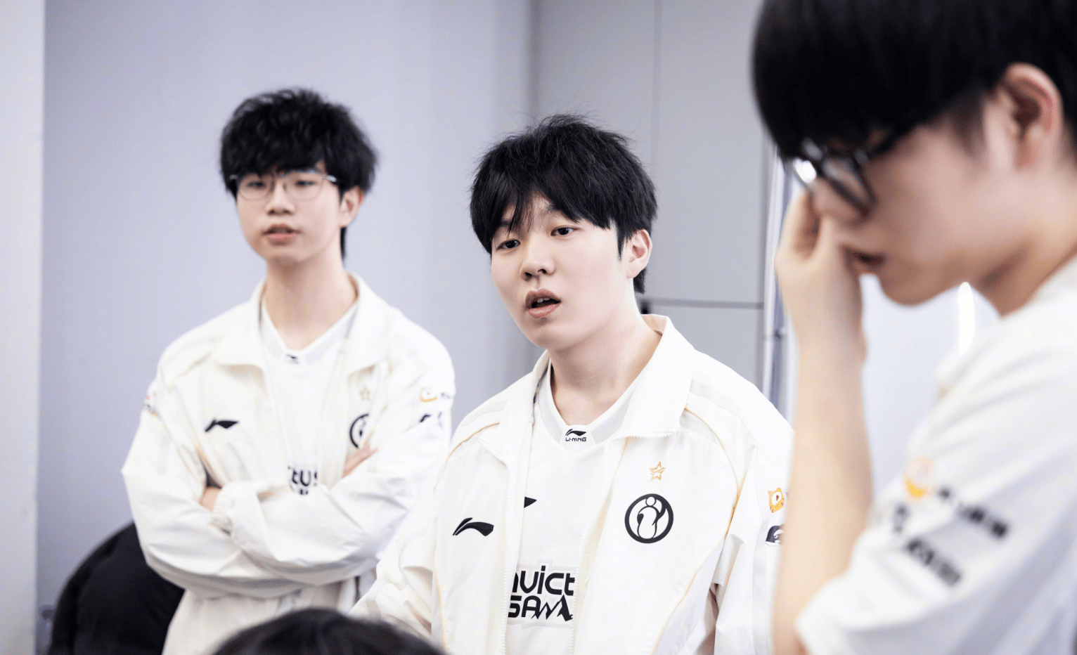 电竞春晚来袭！AL登(dēng)峰组暂居(jū)第(dì)一，BLG能否取而代之？