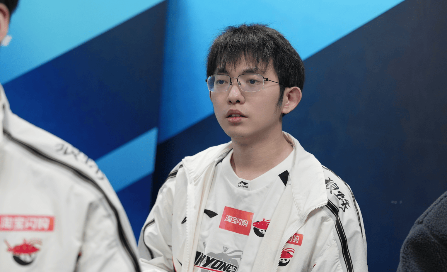 电竞春晚来袭！AL登(dēng)峰组暂居(jū)第(dì)一，BLG能否取而代之？